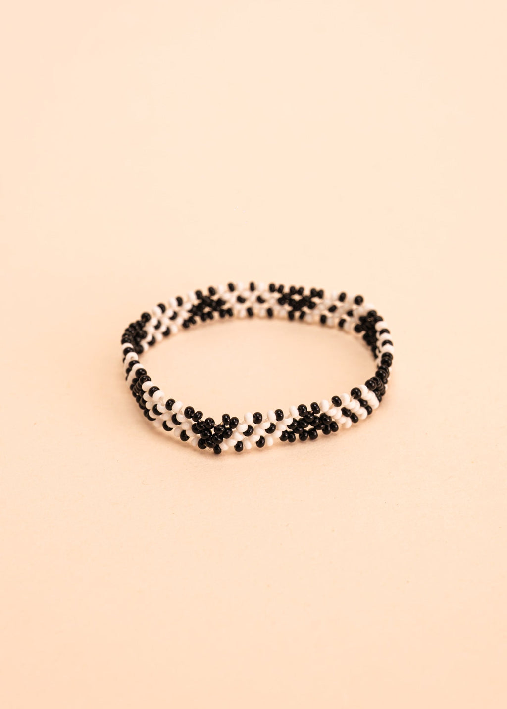 Pulseira de miçangas branca e preto feita pelo povo Waurá, artesanato indígena brasileiro