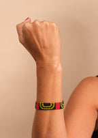Pulseira de miçangas verde e preta feita pelo povo Waurá, artesanato indígena brasileiro