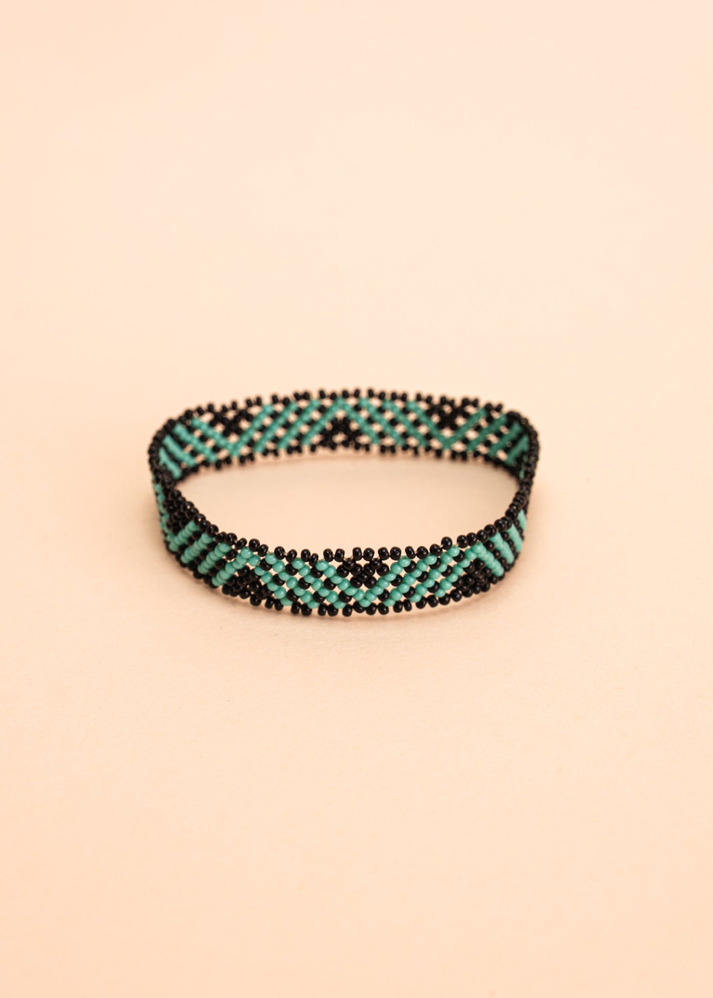 Pulseira de miçangas colorida feita pelo povo Waurá, artesanato indígena brasileiro