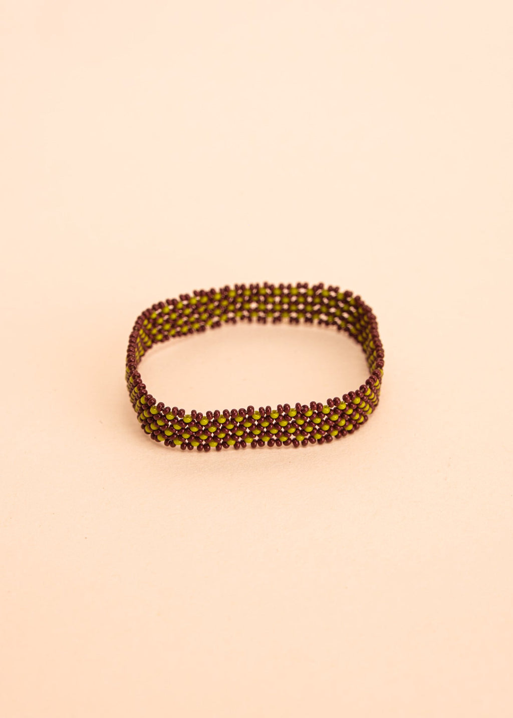 Pulseira de miçangas verde e marrom feita pelo povo Waurá, artesanato indígena brasileiro