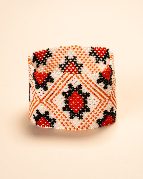 As pulseiras indígenas de miçangas ou sementes, possuem autenticidade e tradição para quem valoriza a cultura e a arte indígena. Conheça as artes feitas à mão e descubra a beleza do artesanato ancestral. Adquira a sua agora, garanta 6% de desconto no PIX
