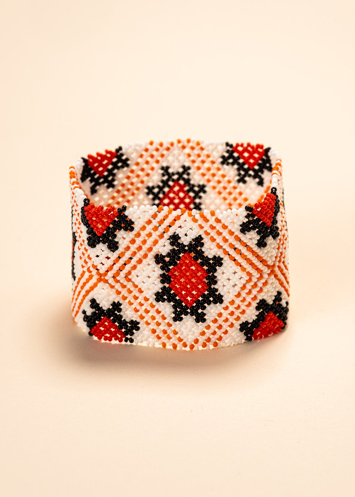 As pulseiras indígenas de miçangas ou sementes, possuem autenticidade e tradição para quem valoriza a cultura e a arte indígena. Conheça as artes feitas à mão e descubra a beleza do artesanato ancestral. Adquira a sua agora, garanta 6% de desconto no PIX
