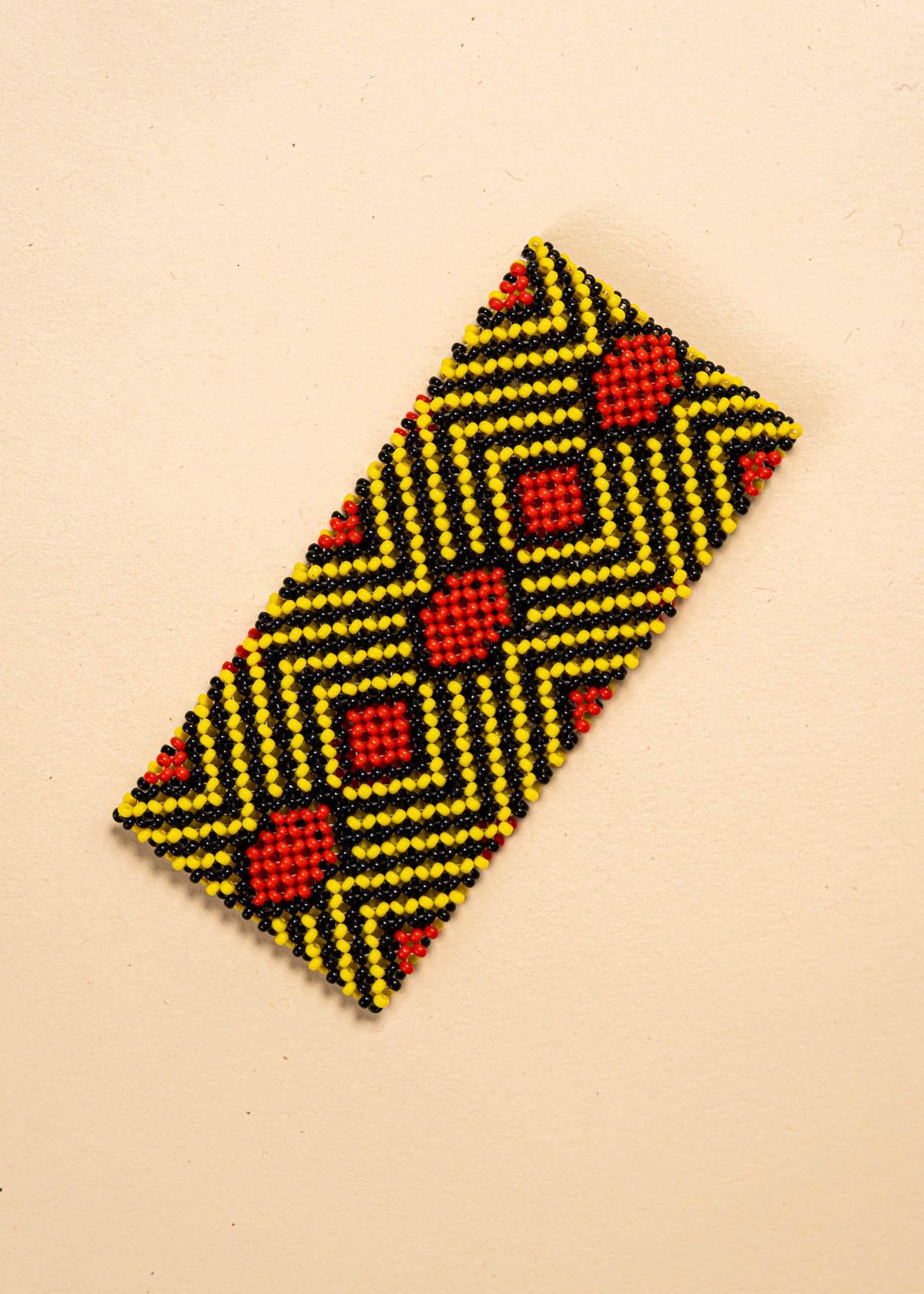 As pulseiras indígenas de miçangas ou sementes, possuem autenticidade e tradição para quem valoriza a cultura e a arte indígena. Conheça as artes feitas à mão e descubra a beleza do artesanato ancestral. Adquira a sua agora, garanta 6% de desconto no PIX