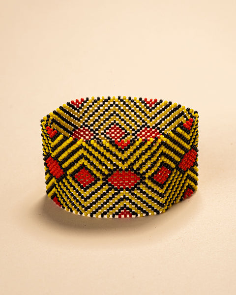 As pulseiras indígenas de miçangas ou sementes, possuem autenticidade e tradição para quem valoriza a cultura e a arte indígena. Conheça as artes feitas à mão e descubra a beleza do artesanato ancestral. Adquira a sua agora, garanta 6% de desconto no PIX