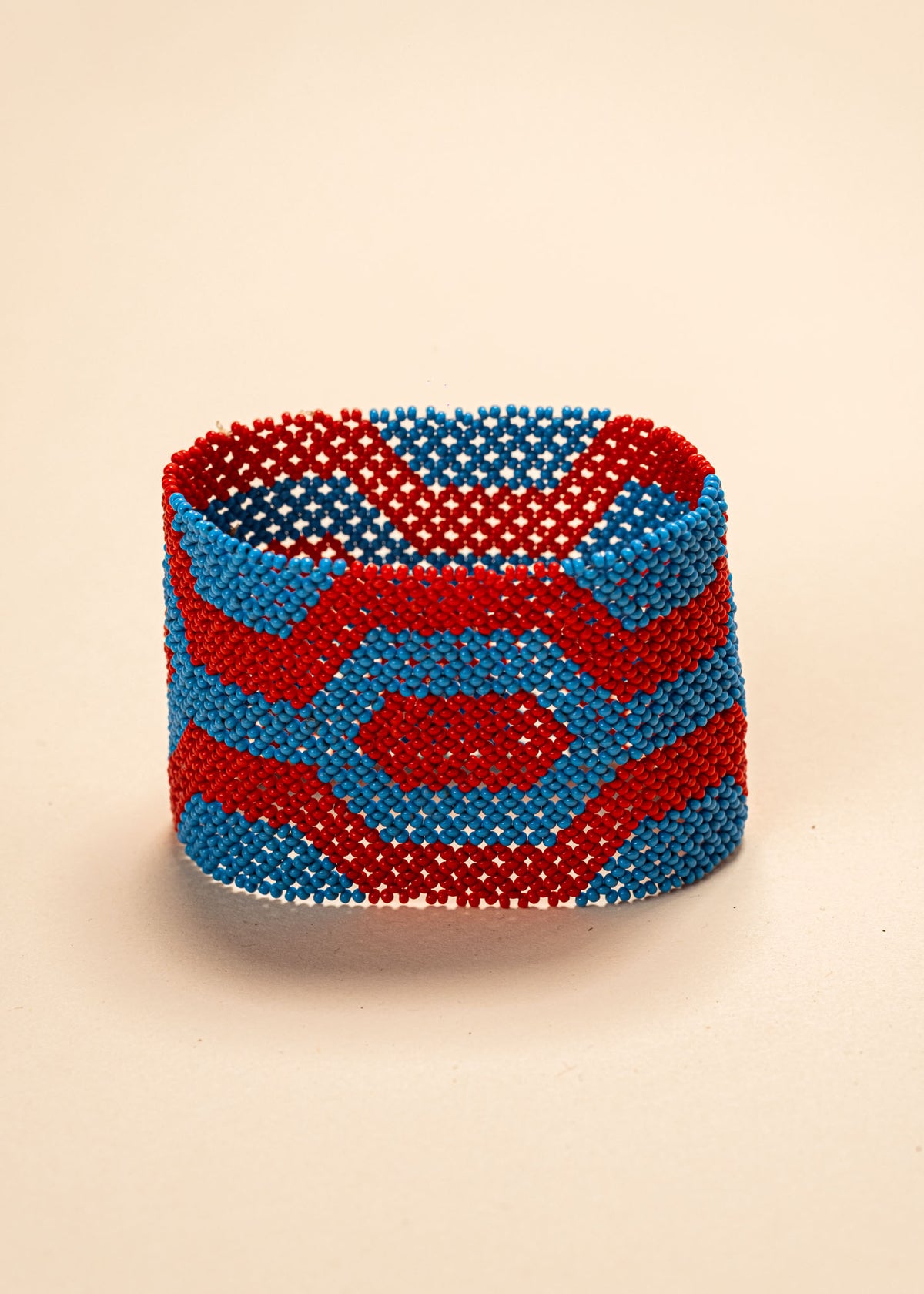 As pulseiras indígenas de miçangas ou sementes, possuem autenticidade e tradição para quem valoriza a cultura e a arte indígena. Conheça as artes feitas à mão e descubra a beleza do artesanato ancestral. Adquira a sua agora, garanta 6% de desconto no PIX