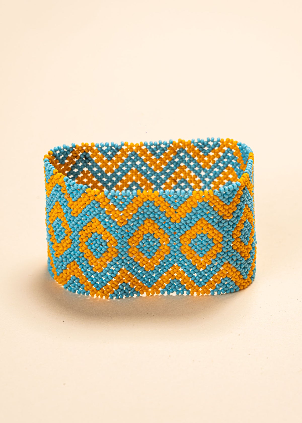 As pulseiras indígenas de miçangas ou sementes, possuem autenticidade e tradição para quem valoriza a cultura e a arte indígena. Conheça as artes feitas à mão e descubra a beleza do artesanato ancestral. Adquira a sua agora, garanta 6% de desconto no PIX