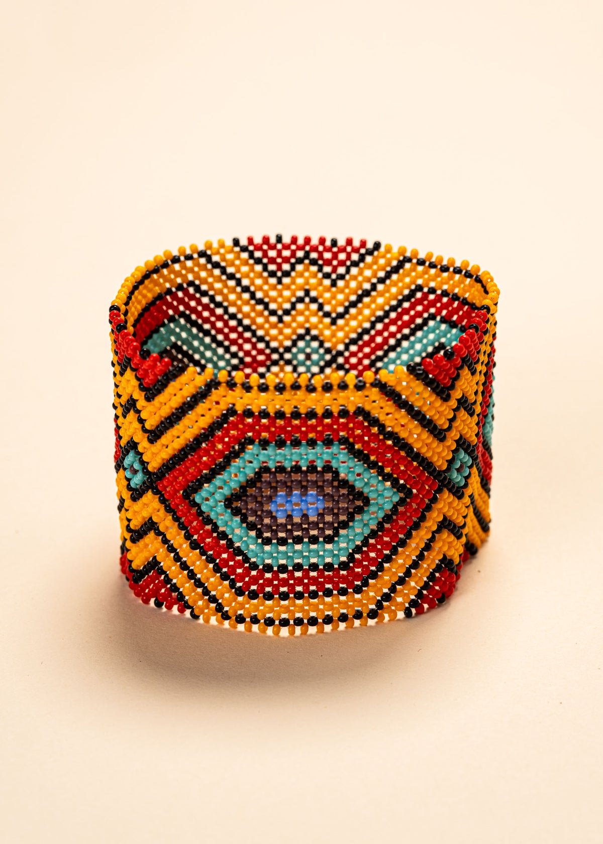 As pulseiras indígenas de miçangas ou sementes, possuem autenticidade e tradição para quem valoriza a cultura e a arte indígena. Conheça as artes feitas à mão e descubra a beleza do artesanato ancestral. Adquira a sua agora, garanta 6% de desconto no PIX