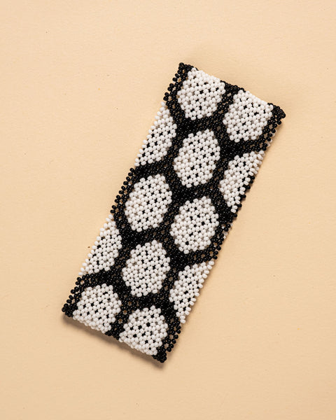 As pulseiras indígenas de miçangas ou sementes, possuem autenticidade e tradição para quem valoriza a cultura e a arte indígena. Conheça as artes feitas à mão e descubra a beleza do artesanato ancestral. Adquira a sua agora, garanta 6% de desconto no PIX