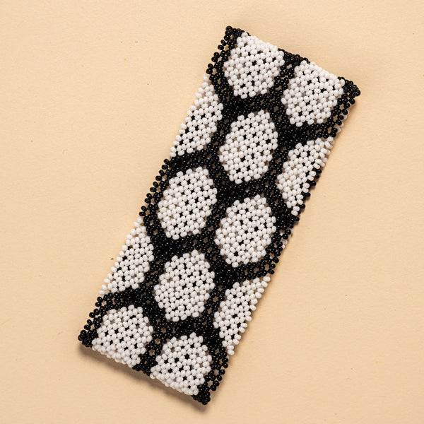 As pulseiras indígenas de miçangas ou sementes, possuem autenticidade e tradição para quem valoriza a cultura e a arte indígena. Conheça as artes feitas à mão e descubra a beleza do artesanato ancestral. Adquira a sua agora, garanta 6% de desconto no PIX