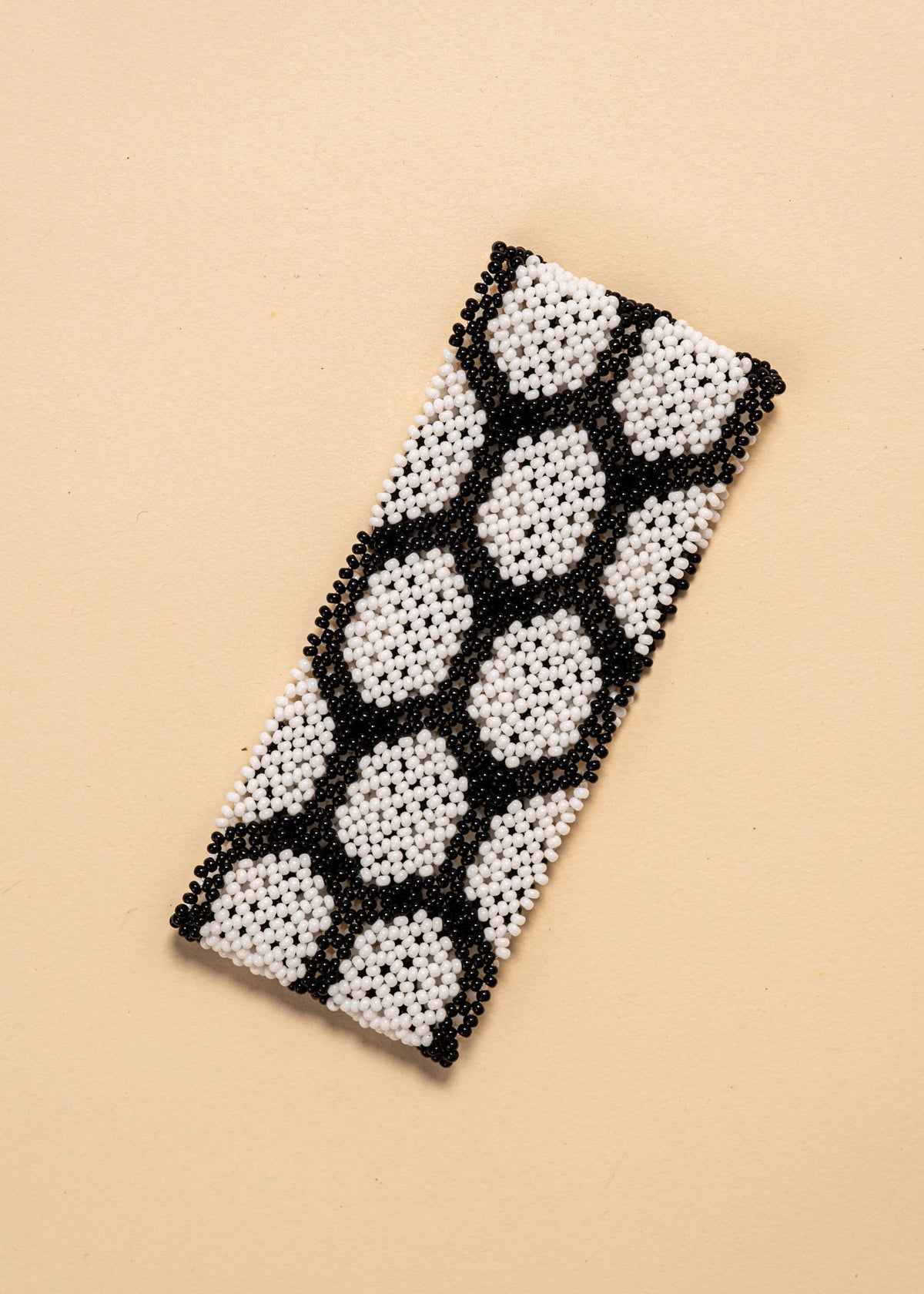 As pulseiras indígenas de miçangas ou sementes, possuem autenticidade e tradição para quem valoriza a cultura e a arte indígena. Conheça as artes feitas à mão e descubra a beleza do artesanato ancestral. Adquira a sua agora, garanta 6% de desconto no PIX