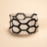 As pulseiras indígenas de miçangas ou sementes, possuem autenticidade e tradição para quem valoriza a cultura e a arte indígena. Conheça as artes feitas à mão e descubra a beleza do artesanato ancestral. Adquira a sua agora, garanta 6% de desconto no PIX