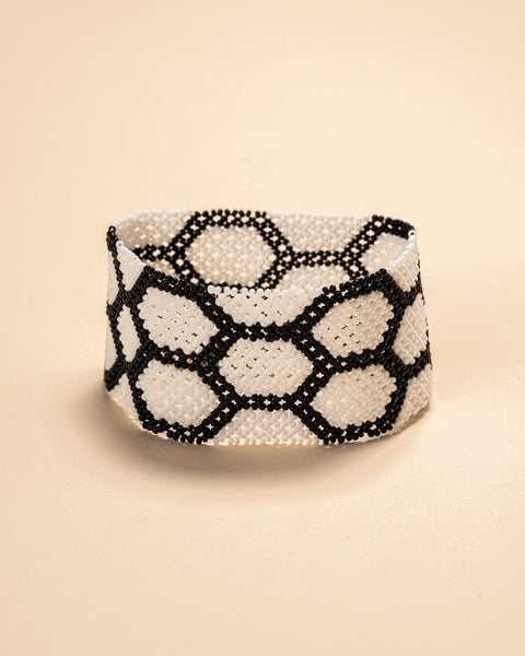 As pulseiras indígenas de miçangas ou sementes, possuem autenticidade e tradição para quem valoriza a cultura e a arte indígena. Conheça as artes feitas à mão e descubra a beleza do artesanato ancestral. Adquira a sua agora, garanta 6% de desconto no PIX