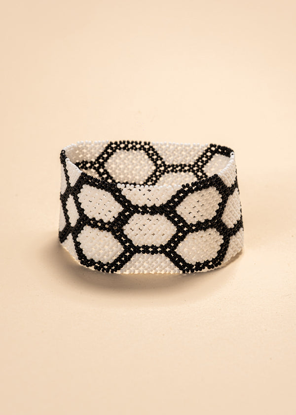 As pulseiras indígenas de miçangas ou sementes, possuem autenticidade e tradição para quem valoriza a cultura e a arte indígena. Conheça as artes feitas à mão e descubra a beleza do artesanato ancestral. Adquira a sua agora, garanta 6% de desconto no PIX