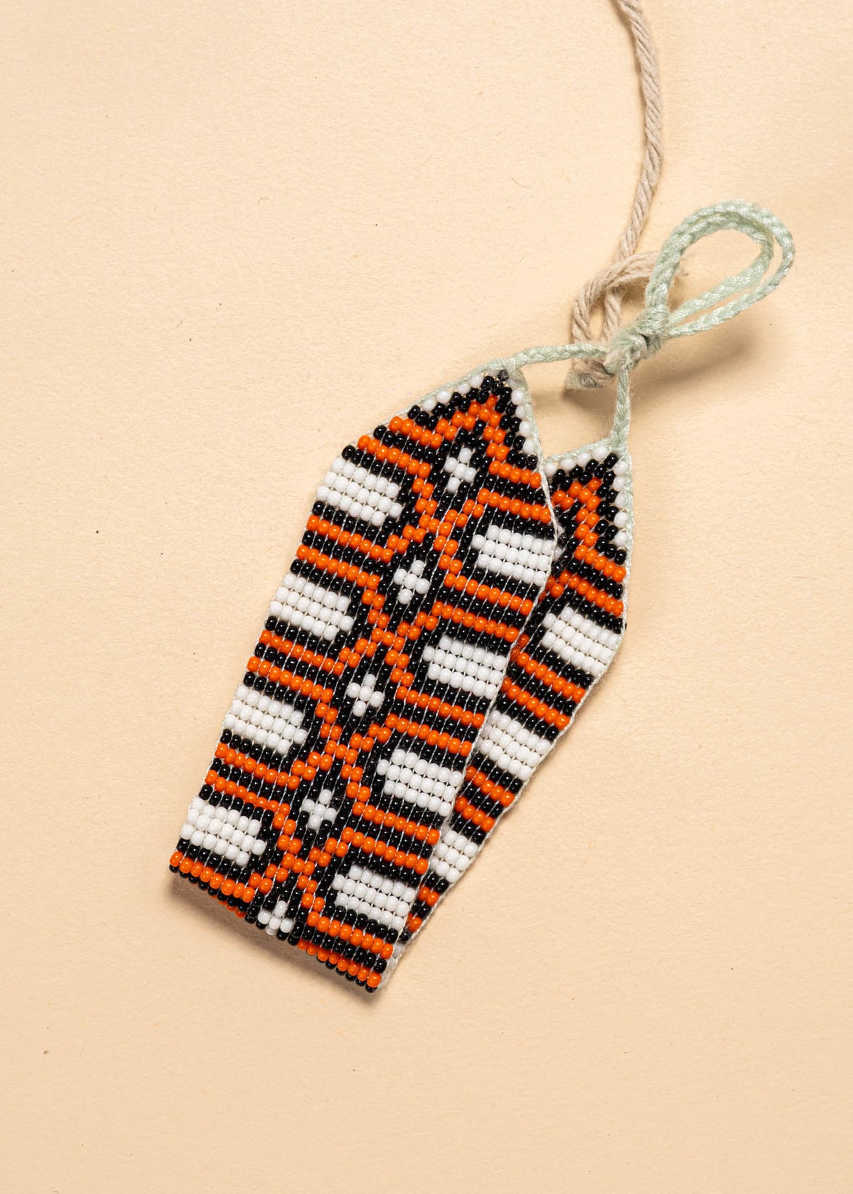 As pulseiras indígenas de miçangas ou sementes, possuem autenticidade e tradição para quem valoriza a cultura e a arte indígena. Conheça as artes feitas à mão e descubra a beleza do artesanato ancestral. Adquira a sua agora, garanta 6% de desconto no PIX
