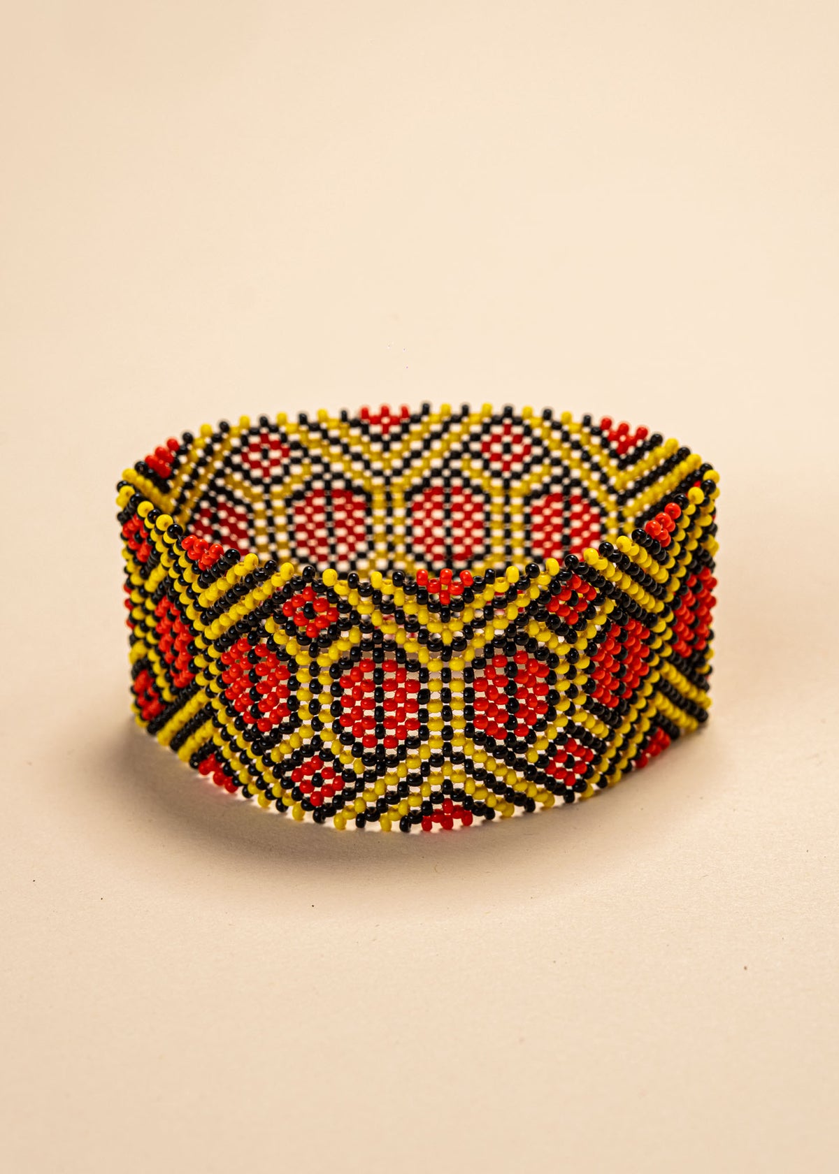 As pulseiras indígenas de miçangas ou sementes, possuem autenticidade e tradição para quem valoriza a cultura e a arte indígena. Conheça as artes feitas à mão e descubra a beleza do artesanato ancestral. Adquira a sua agora, garanta 6% de desconto no PIX