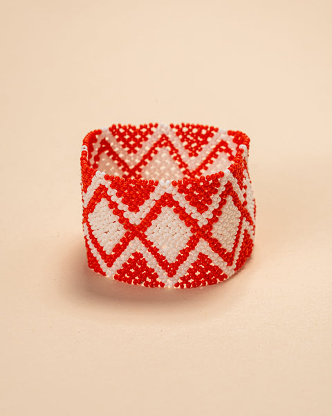 As pulseiras indígenas de miçangas ou sementes, possuem autenticidade e tradição para quem valoriza a cultura e a arte indígena. Conheça as artes feitas à mão e descubra a beleza do artesanato ancestral. Adquira a sua agora, garanta 6% de desconto no PIX