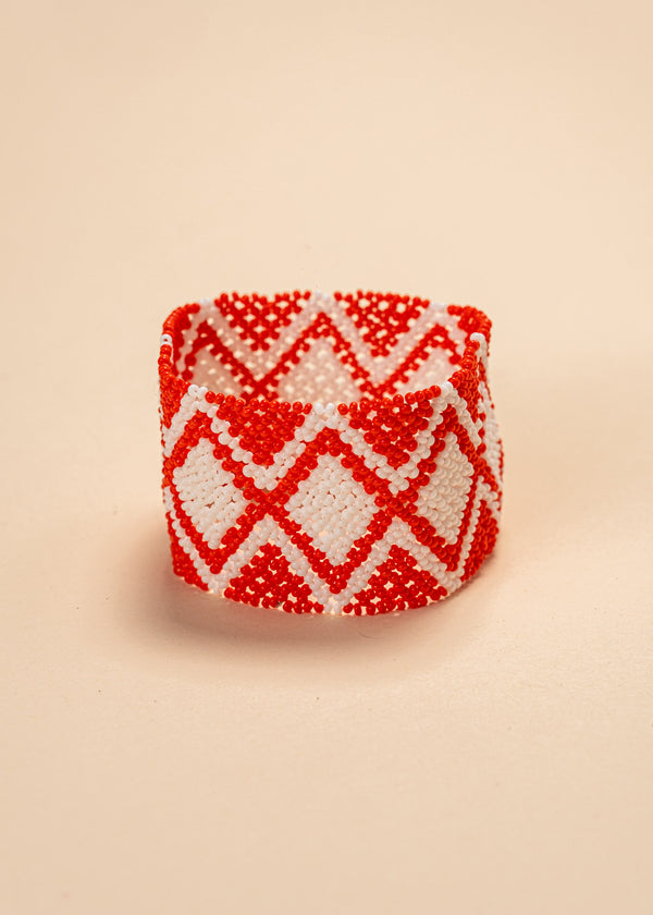 As pulseiras indígenas de miçangas ou sementes, possuem autenticidade e tradição para quem valoriza a cultura e a arte indígena. Conheça as artes feitas à mão e descubra a beleza do artesanato ancestral. Adquira a sua agora, garanta 6% de desconto no PIX