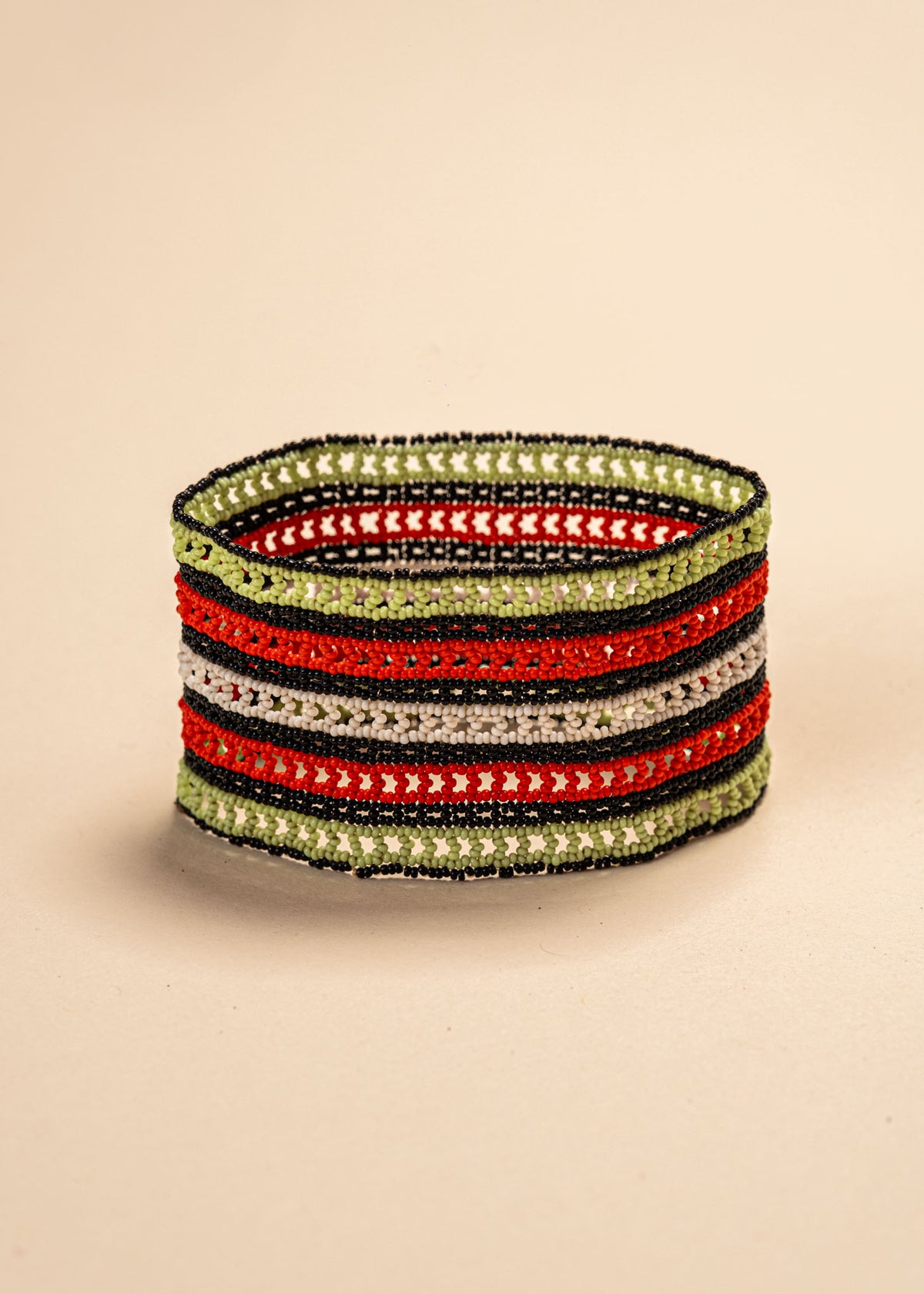 As pulseiras indígenas de miçangas ou sementes, possuem autenticidade e tradição para quem valoriza a cultura e a arte indígena. Conheça as artes feitas à mão e descubra a beleza do artesanato ancestral. Adquira a sua agora, garanta 6% de desconto no PIX
