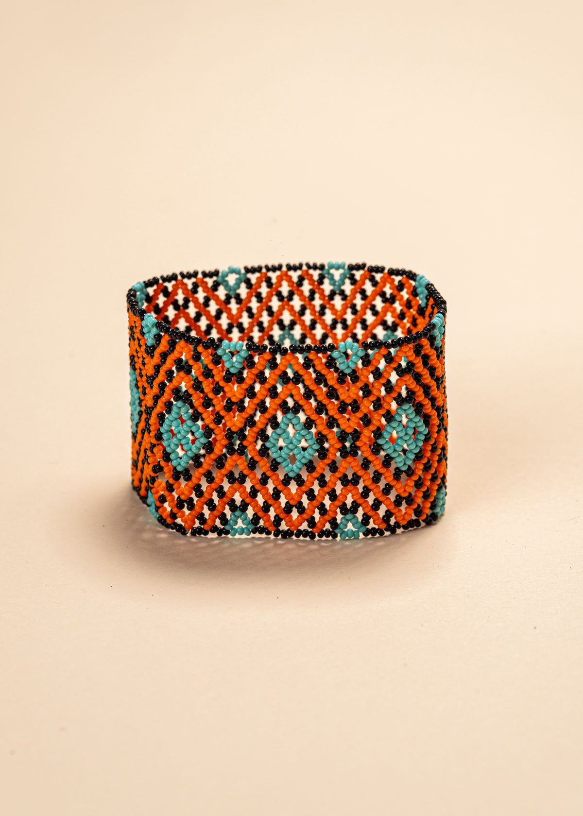 As pulseiras indígenas de miçangas ou sementes, possuem autenticidade e tradição para quem valoriza a cultura e a arte indígena. Conheça as artes feitas à mão e descubra a beleza do artesanato ancestral. Adquira a sua agora, garanta 6% de desconto no PIX