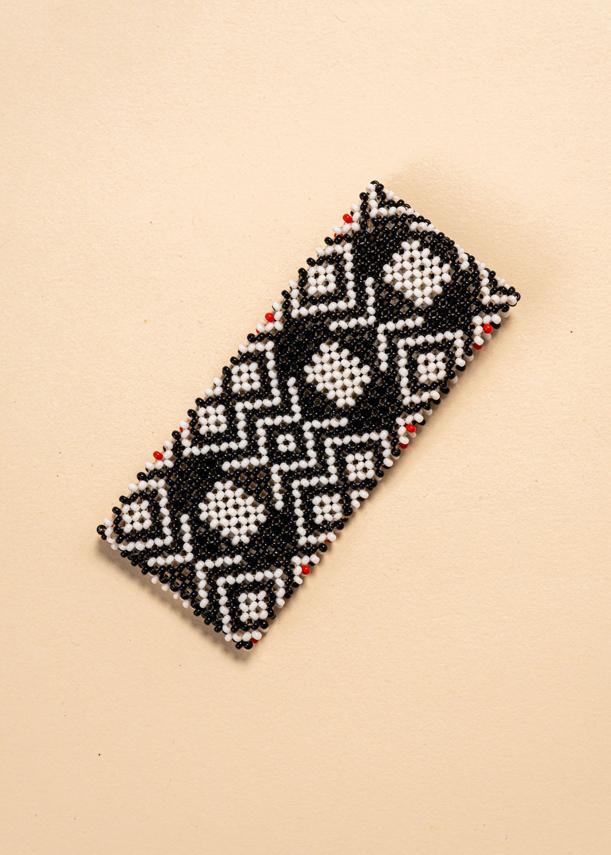 As pulseiras indígenas de miçangas ou sementes, possuem autenticidade e tradição para quem valoriza a cultura e a arte indígena. Conheça as artes feitas à mão e descubra a beleza do artesanato ancestral. Adquira a sua agora, garanta 6% de desconto no PIX
