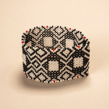 As pulseiras indígenas de miçangas ou sementes, possuem autenticidade e tradição para quem valoriza a cultura e a arte indígena. Conheça as artes feitas à mão e descubra a beleza do artesanato ancestral. Adquira a sua agora, garanta 6% de desconto no PIX
