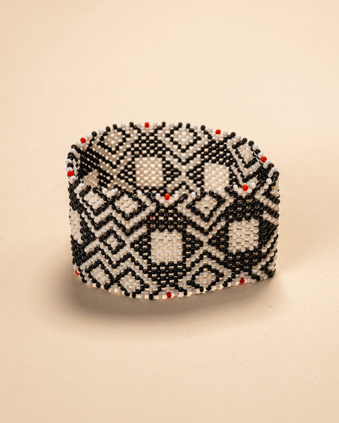 As pulseiras indígenas de miçangas ou sementes, possuem autenticidade e tradição para quem valoriza a cultura e a arte indígena. Conheça as artes feitas à mão e descubra a beleza do artesanato ancestral. Adquira a sua agora, garanta 6% de desconto no PIX
