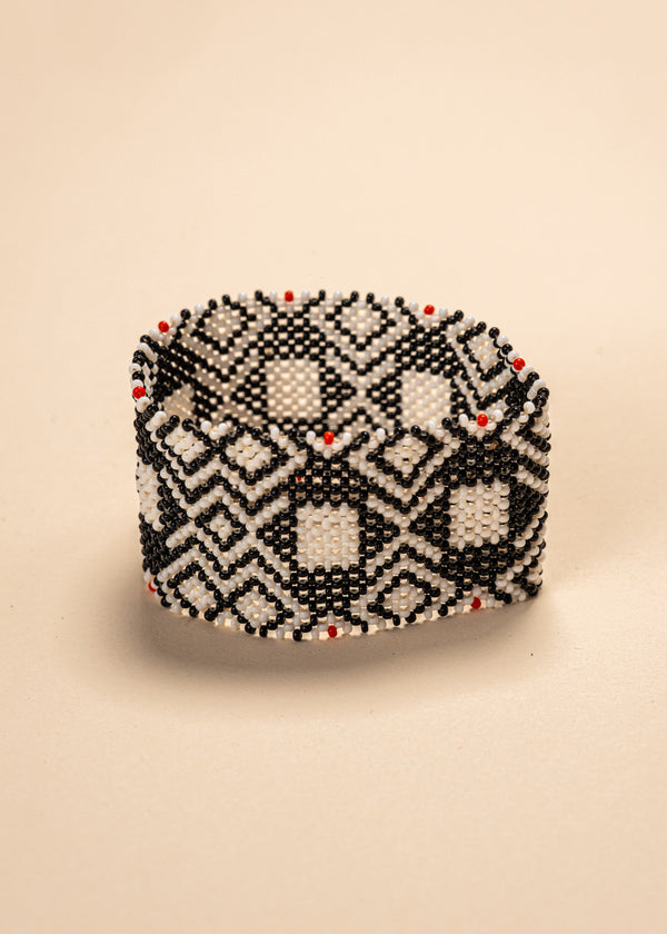 As pulseiras indígenas de miçangas ou sementes, possuem autenticidade e tradição para quem valoriza a cultura e a arte indígena. Conheça as artes feitas à mão e descubra a beleza do artesanato ancestral. Adquira a sua agora, garanta 6% de desconto no PIX
