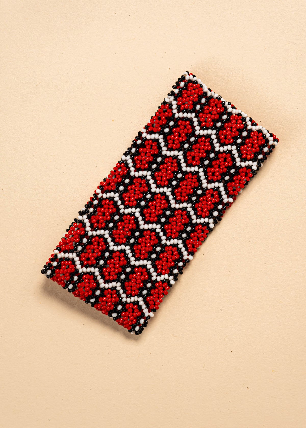 As pulseiras indígenas de miçangas ou sementes, possuem autenticidade e tradição para quem valoriza a cultura e a arte indígena. Conheça as artes feitas à mão e descubra a beleza do artesanato ancestral. Adquira a sua agora, garanta 6% de desconto no PIX
