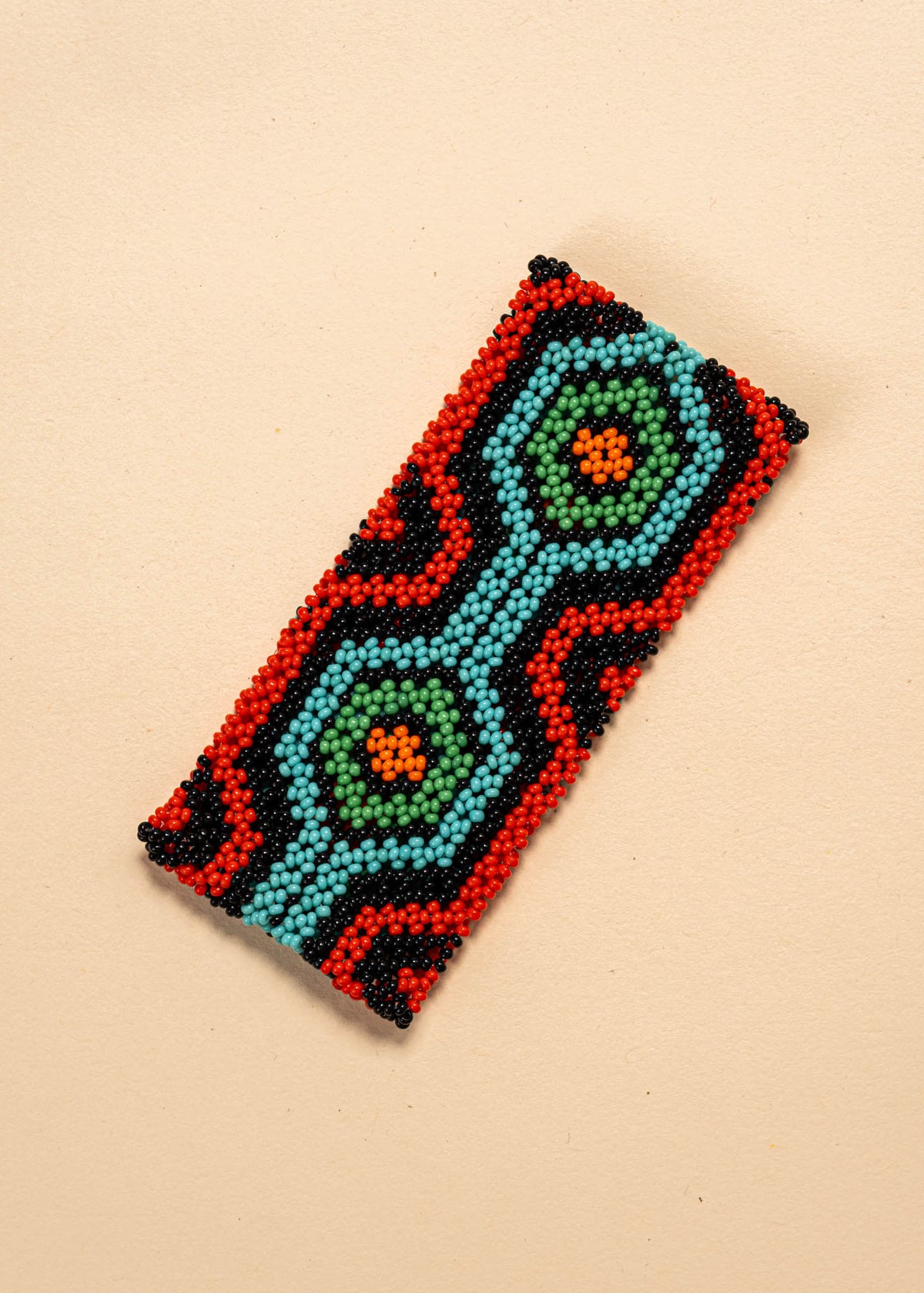 As pulseiras indígenas de miçangas ou sementes, possuem autenticidade e tradição para quem valoriza a cultura e a arte indígena. Conheça as artes feitas à mão e descubra a beleza do artesanato ancestral. Adquira a sua agora, garanta 6% de desconto no PIX