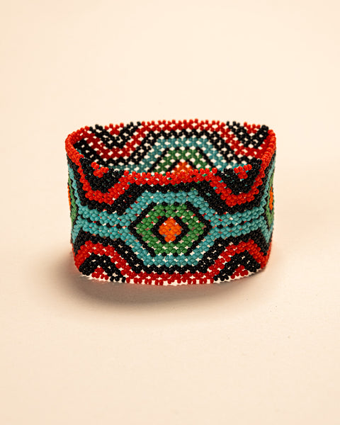 As pulseiras indígenas de miçangas ou sementes, possuem autenticidade e tradição para quem valoriza a cultura e a arte indígena. Conheça as artes feitas à mão e descubra a beleza do artesanato ancestral. Adquira a sua agora, garanta 6% de desconto no PIX