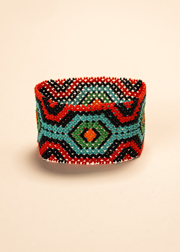 As pulseiras indígenas de miçangas ou sementes, possuem autenticidade e tradição para quem valoriza a cultura e a arte indígena. Conheça as artes feitas à mão e descubra a beleza do artesanato ancestral. Adquira a sua agora, garanta 6% de desconto no PIX