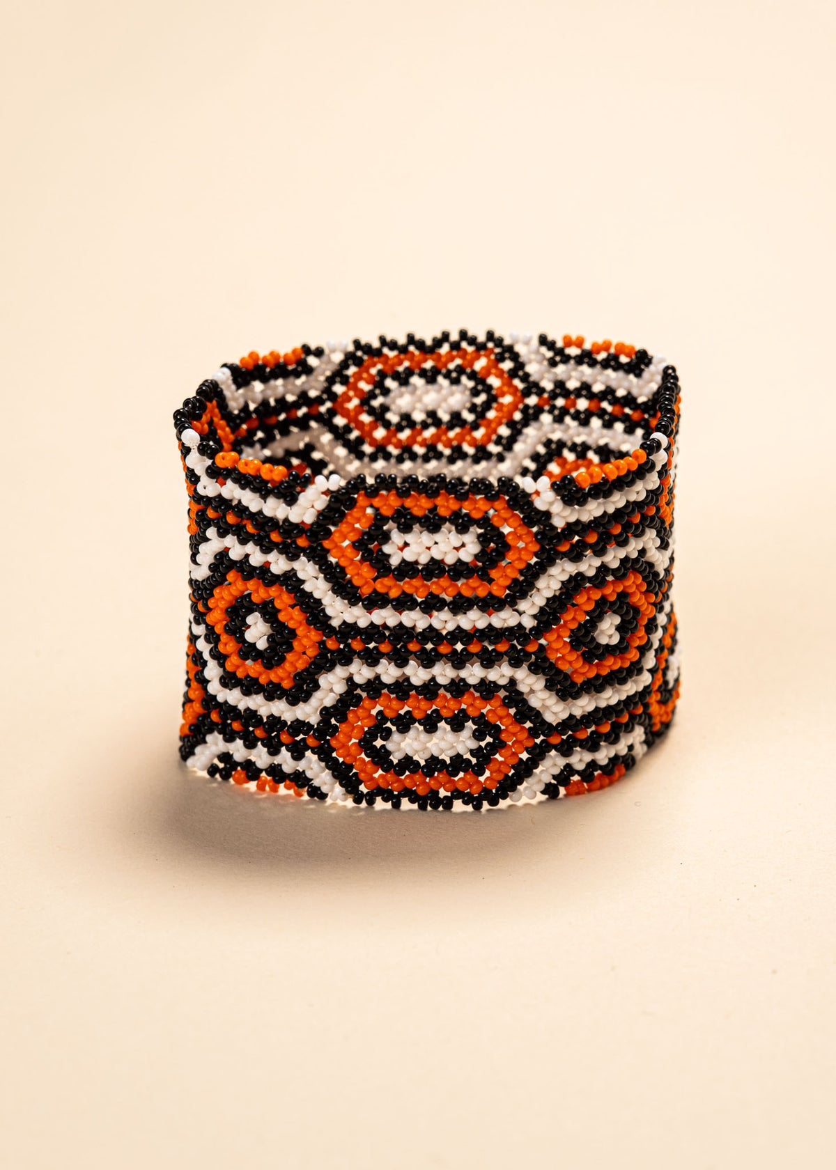 As pulseiras indígenas de miçangas ou sementes, possuem autenticidade e tradição para quem valoriza a cultura e a arte indígena. Conheça as artes feitas à mão e descubra a beleza do artesanato ancestral. Adquira a sua agora, garanta 6% de desconto no PIX