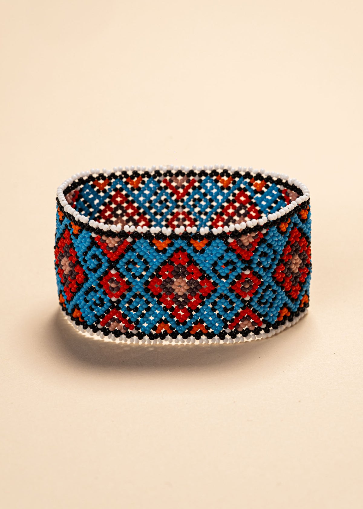 As pulseiras indígenas de miçangas ou sementes, possuem autenticidade e tradição para quem valoriza a cultura e a arte indígena. Conheça as artes feitas à mão e descubra a beleza do artesanato ancestral. Adquira a sua agora, garanta 6% de desconto no PIX