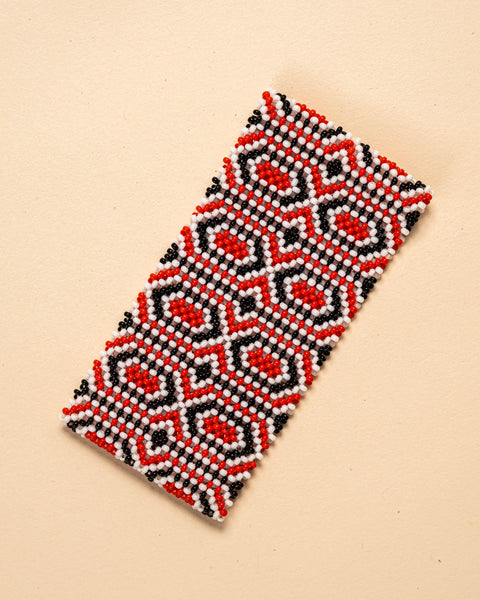 As pulseiras indígenas de miçangas ou sementes, possuem autenticidade e tradição para quem valoriza a cultura e a arte indígena. Conheça as artes feitas à mão e descubra a beleza do artesanato ancestral. Adquira a sua agora, garanta 6% de desconto no PIX