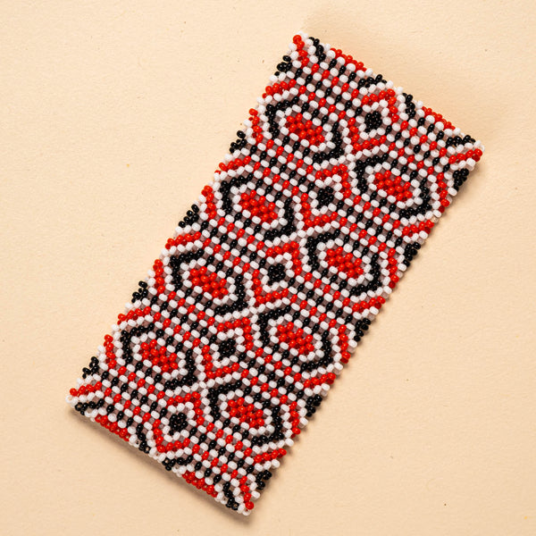 As pulseiras indígenas de miçangas ou sementes, possuem autenticidade e tradição para quem valoriza a cultura e a arte indígena. Conheça as artes feitas à mão e descubra a beleza do artesanato ancestral. Adquira a sua agora, garanta 6% de desconto no PIX