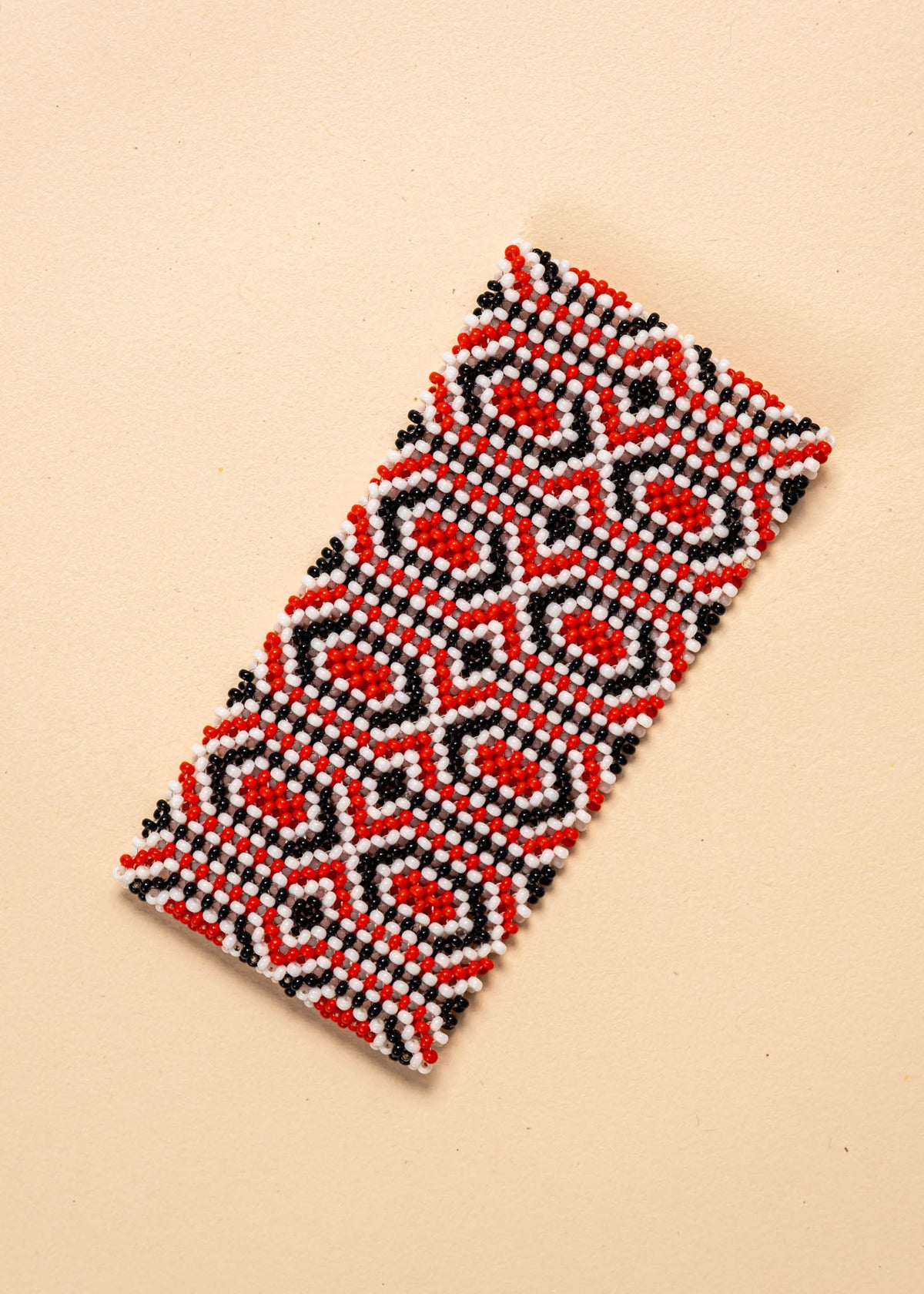 As pulseiras indígenas de miçangas ou sementes, possuem autenticidade e tradição para quem valoriza a cultura e a arte indígena. Conheça as artes feitas à mão e descubra a beleza do artesanato ancestral. Adquira a sua agora, garanta 6% de desconto no PIX