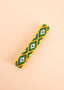 Pulseira de miçangas verde, azul, branca e amarela feita pelo povo Waurá, artesanato indígena brasileiro