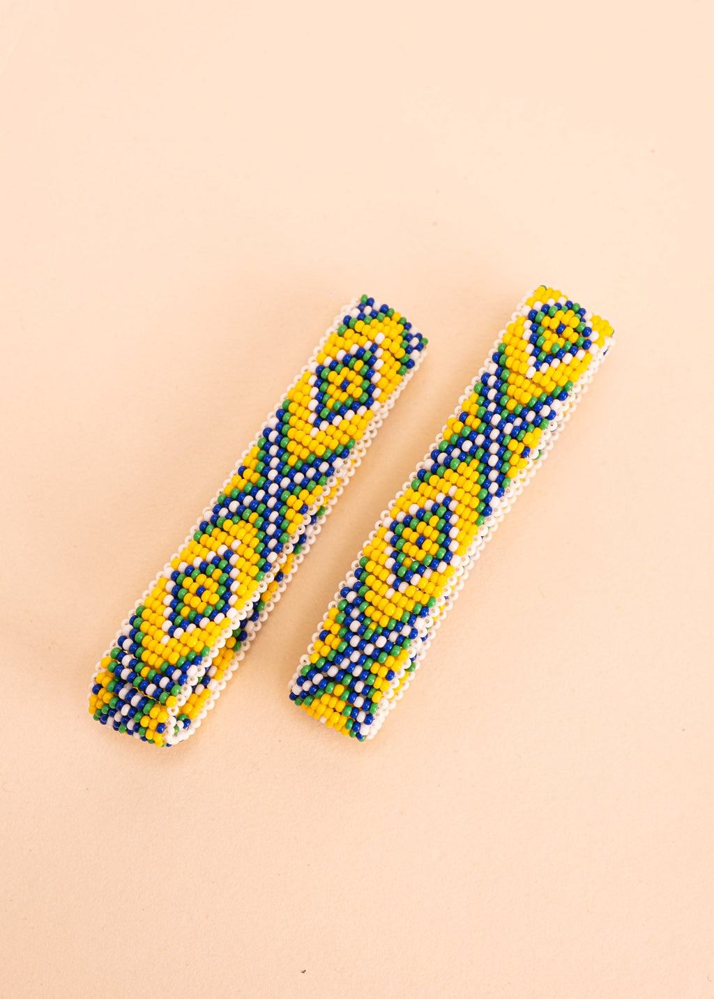 Pulseira de miçangas azul, verde e branco feita pelo povo Waurá, artesanato indígena brasileiro