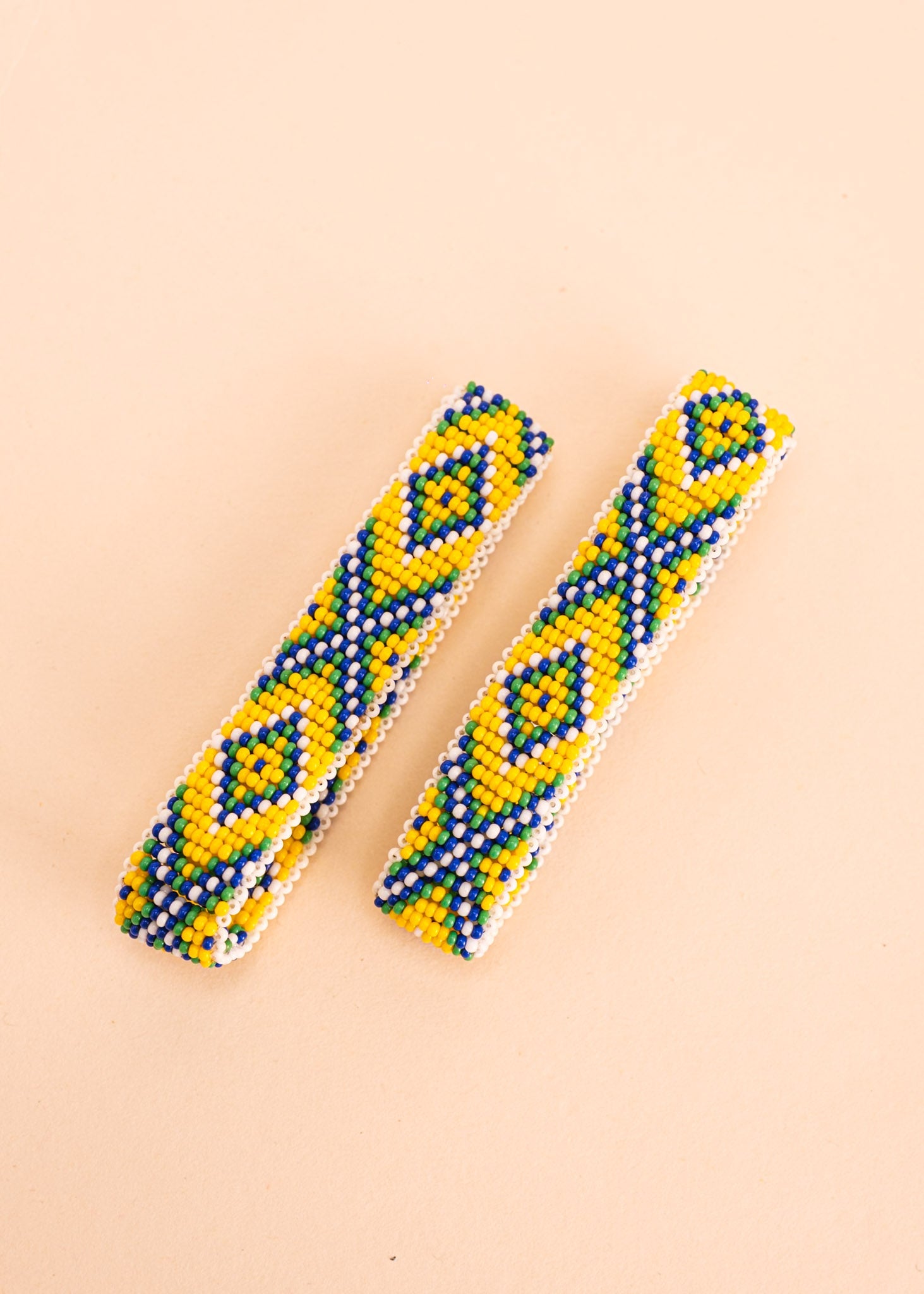 Pulseira de miçangas azul, verde e branco feita pelo povo Waurá, artesanato indígena brasileiro