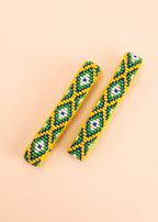 Pulseira de miçangas verde, azul, branca e amarela feita pelo povo Waurá, artesanato indígena brasileiro