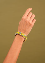 Pulseira de miçangas verde, azul, amarelo feita pelo povo Waurá, artesanato indígena brasileiro