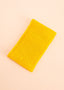 Pulseira de miçangas amarela feita pelo povo Waurá, artesanato indígena brasileiro