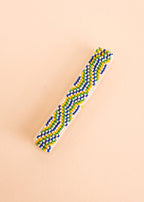 Pulseira de miçangas azul, verde e branco feita pelo povo Waurá, artesanato indígena brasileiro