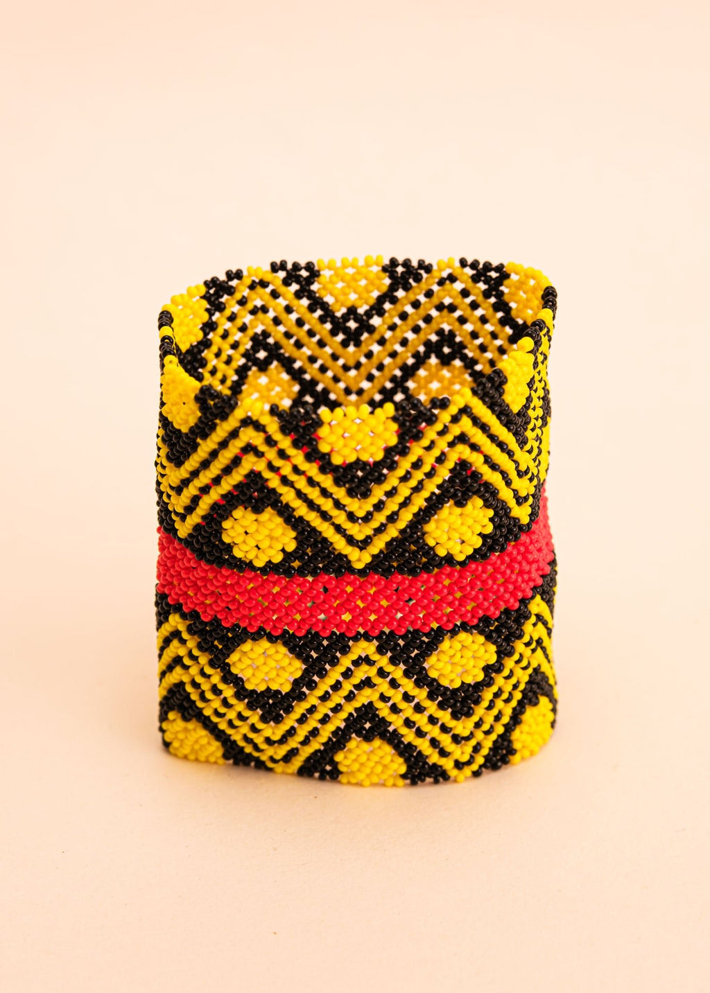 Pulseira de miçangas amarela e preta feita pelo povo Waurá, artesanato indígena brasileiro