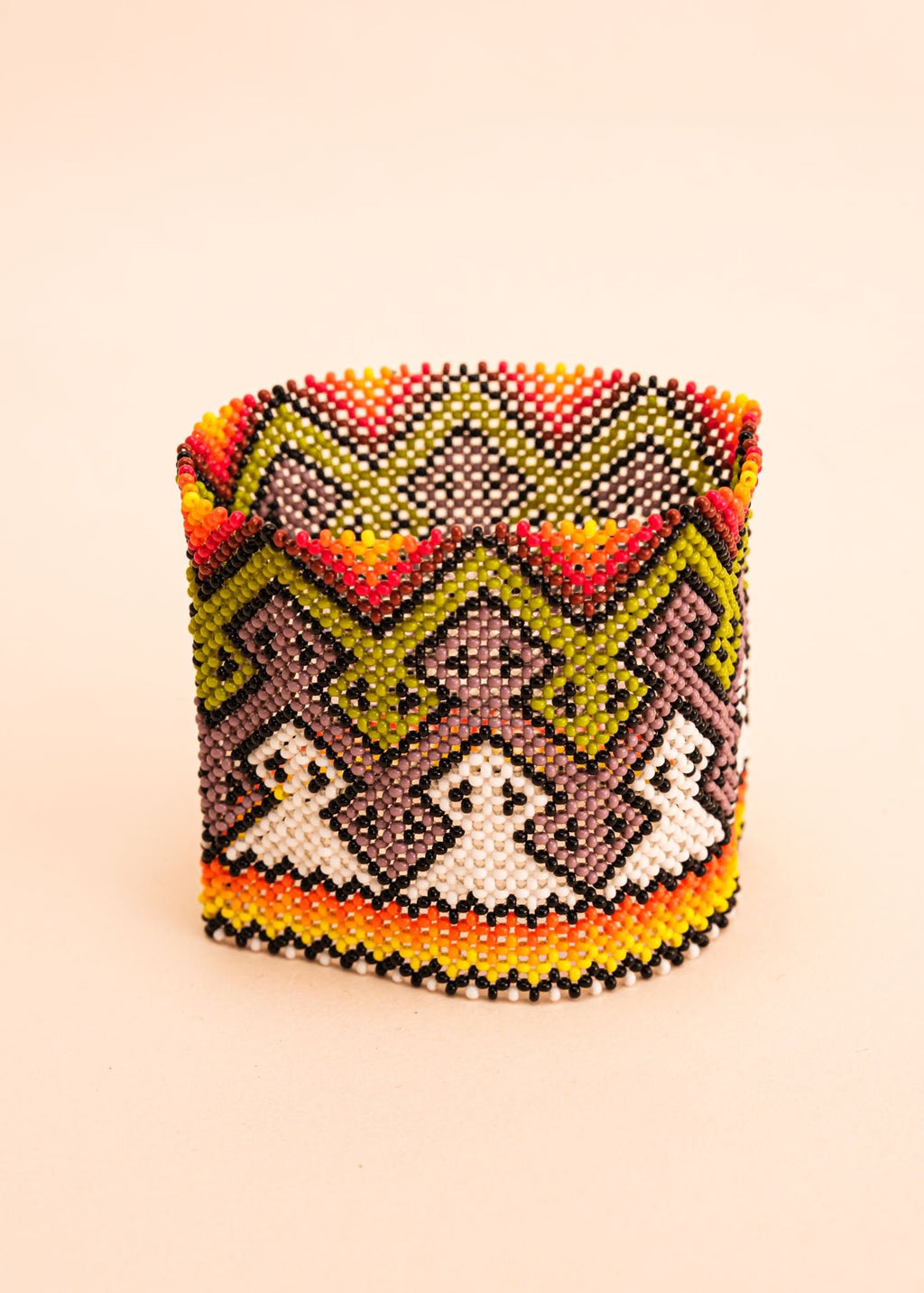 Pulseira de miçangas colorida feita pelo povo Waurá, artesanato indígena brasileiro