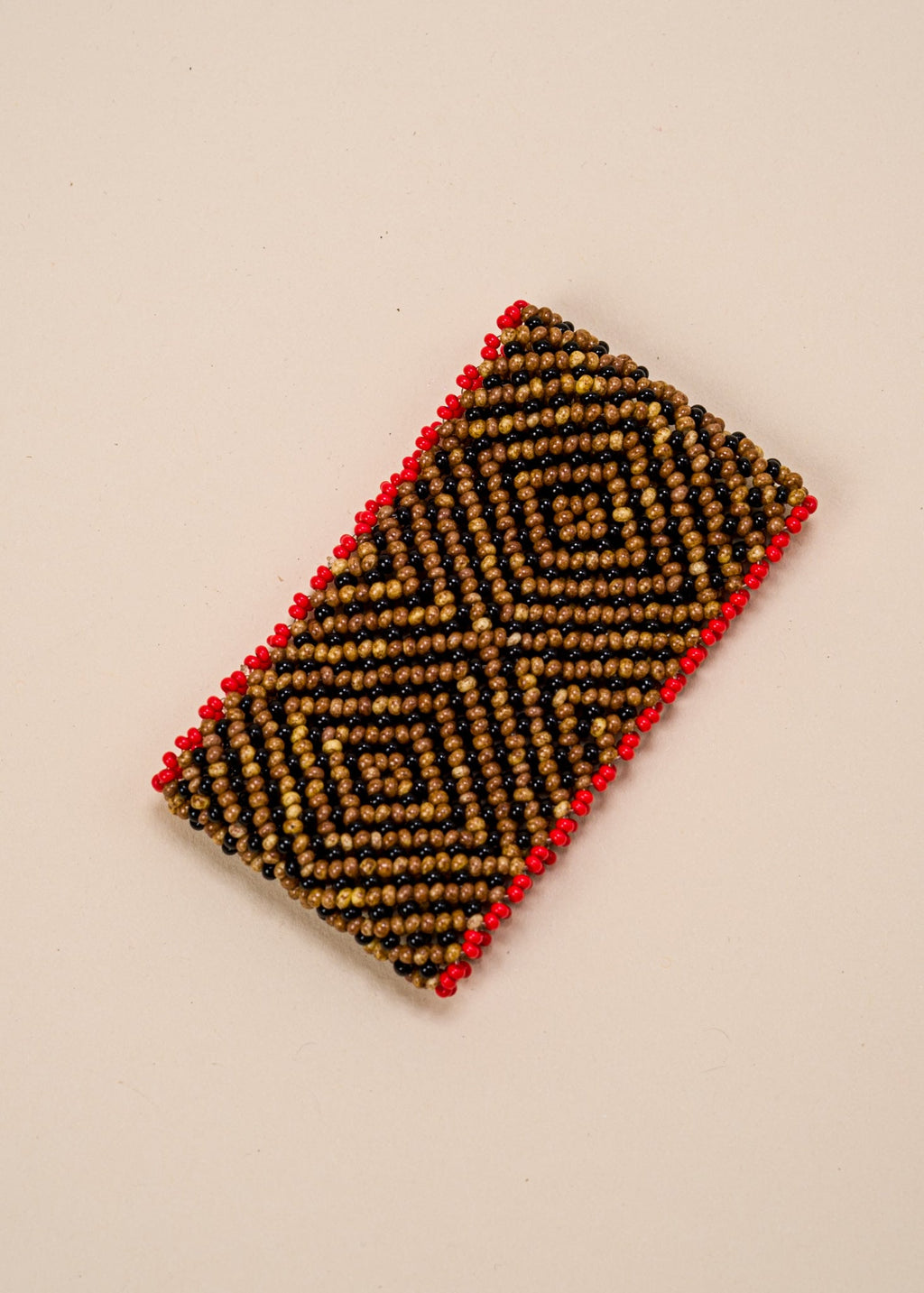 Pulseira de miçangas marrom feita pelo povo Waurá, artesanato indígena brasileiro