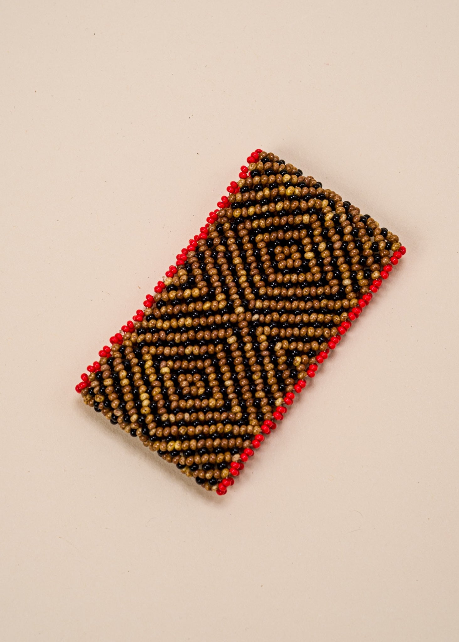 Pulseira de miçangas marrom feita pelo povo Waurá, artesanato indígena brasileiro