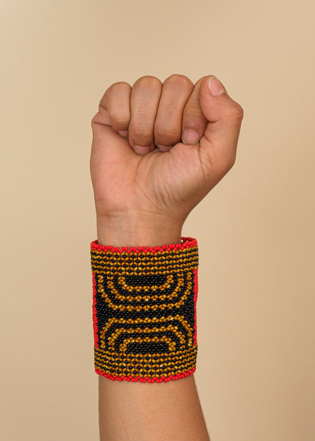 Pulseira de miçangas marrom, preta e vermelha feita pelo povo Waurá, artesanato indígena brasileiro