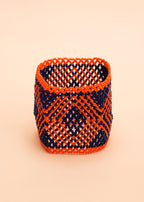 Pulseira de miçangas laranja e azul feita pelo povo Waurá, artesanato indígena brasileiro