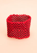 Pulseira de miçangas vermelha e preta feita pelo povo Waurá, artesanato indígena brasileiro